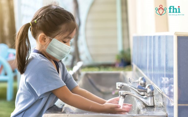 Cho trẻ rửa tay đảm bảo vệ sinh phòng tiêu chảy